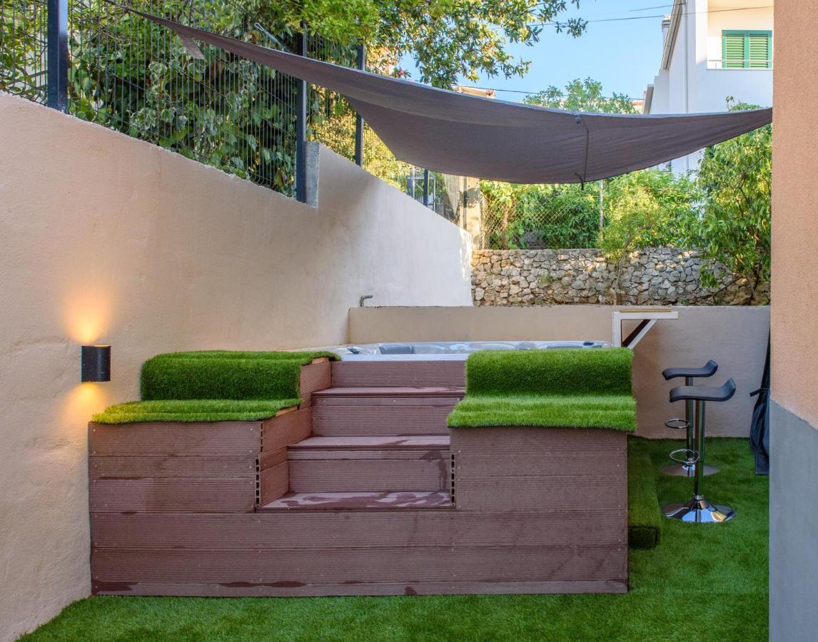Beach Holiday Home With Private Jacuzzi & Parking Trogir Exterior foto