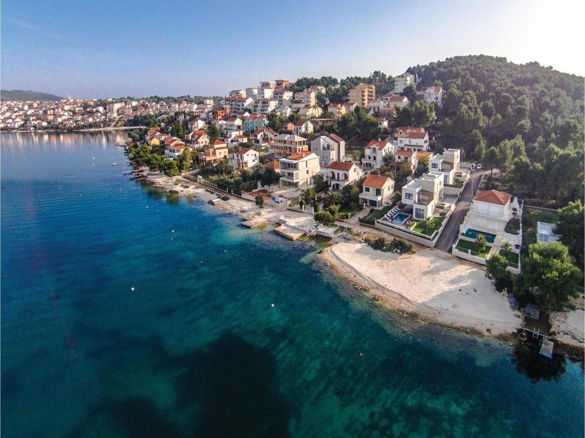 Beach Holiday Home With Private Jacuzzi & Parking Trogir Exterior foto